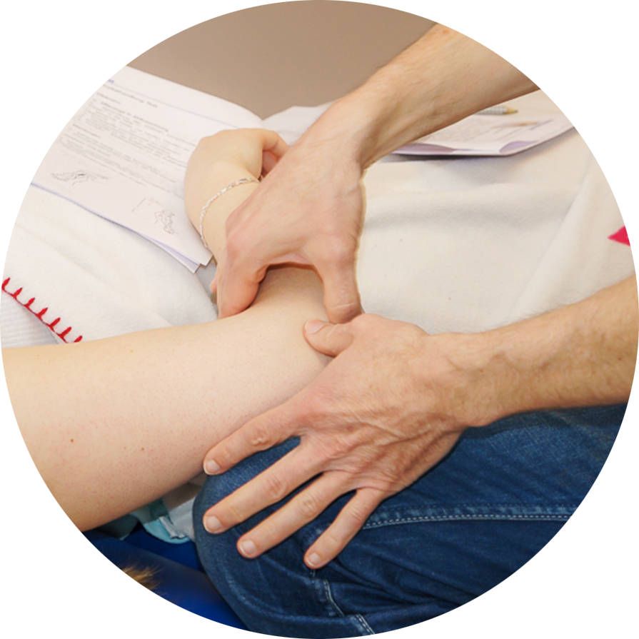 Hände führen eine Massage oder physiotherapeutische Behandlung aus