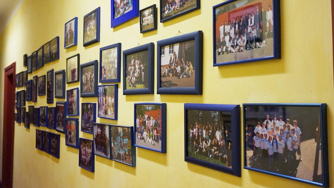 Innenraum mit Gemälden an Gelber Wand