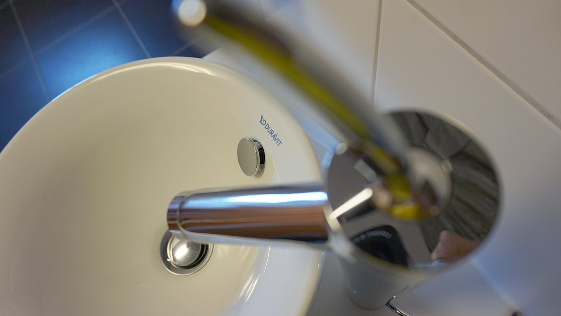 Waschbecken und Wasserhahn in einem modernen Kybalion Badezimmer