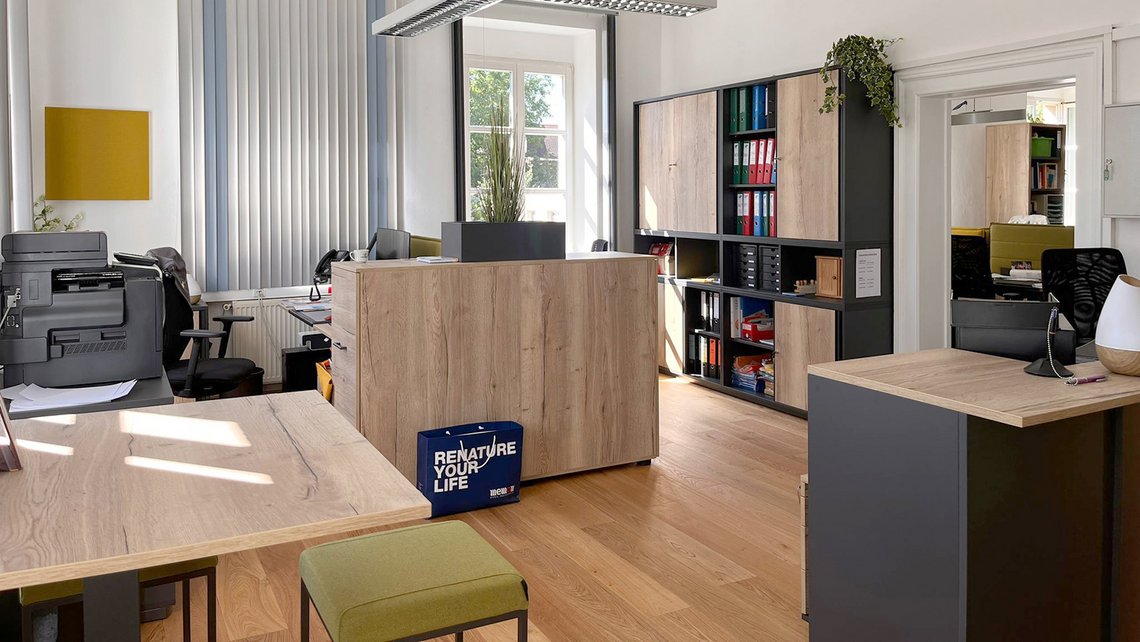 Helles Büro mit Arbeitsplätzen in der Kybalion Schule