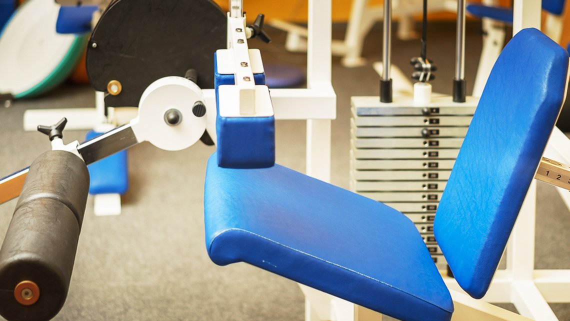 Trainingsgerät mit Metall- und Polsterelementen im Kybalion Fitnessraum