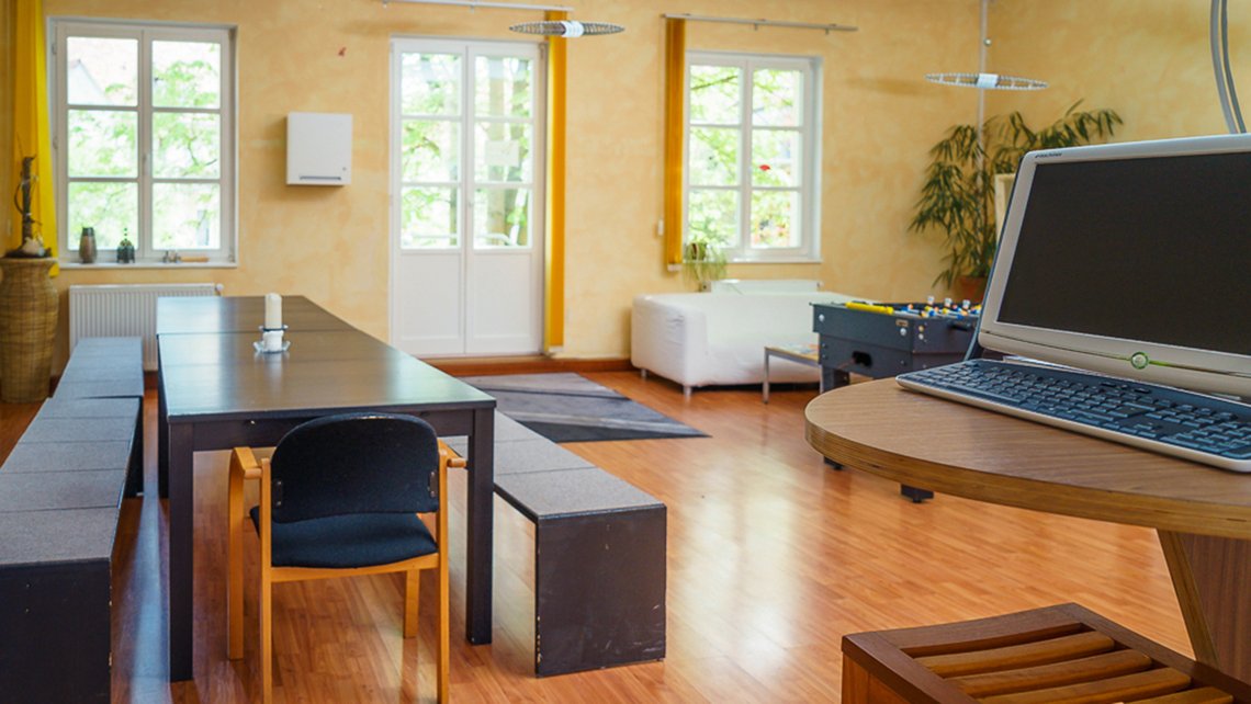 Arbeitsplatz mit Laptop in einem hellen Raum der Kybalion Schule