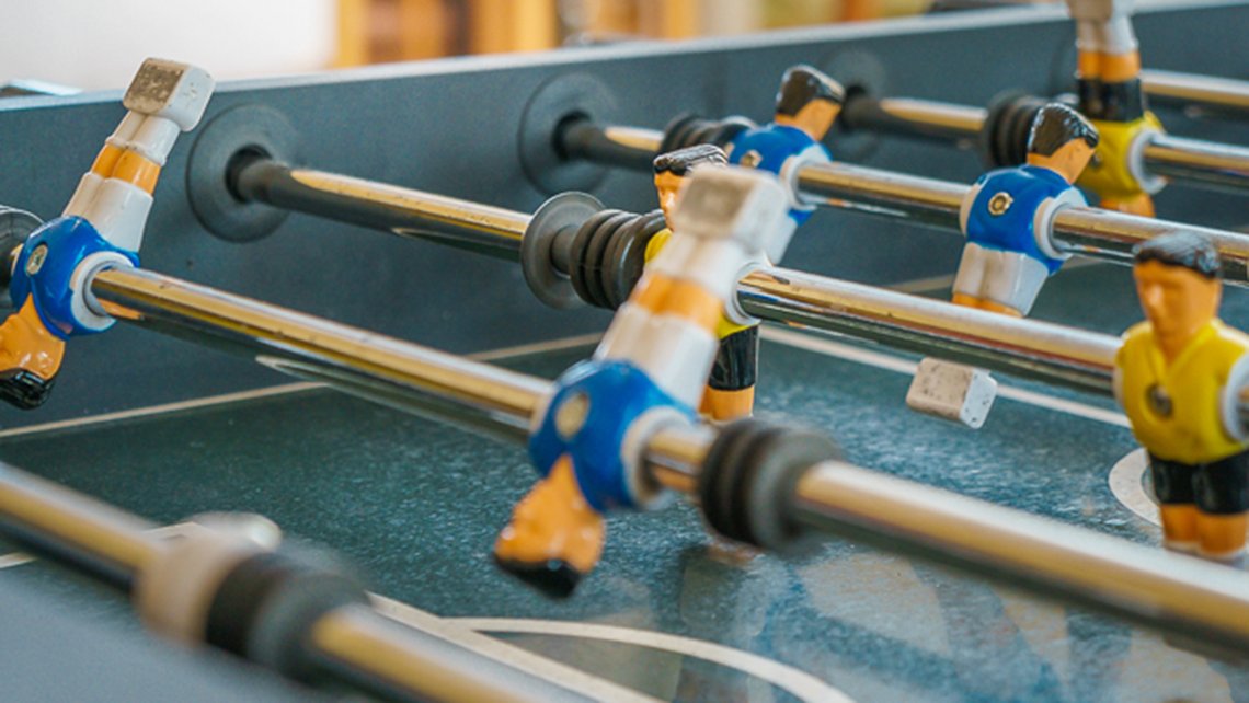 Nahaufnahme eines Tischkickers mit Spielern in Aktion