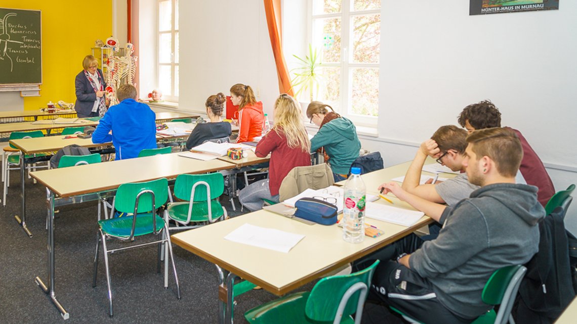 Unterrichtsszene mit Theorie und Praxis