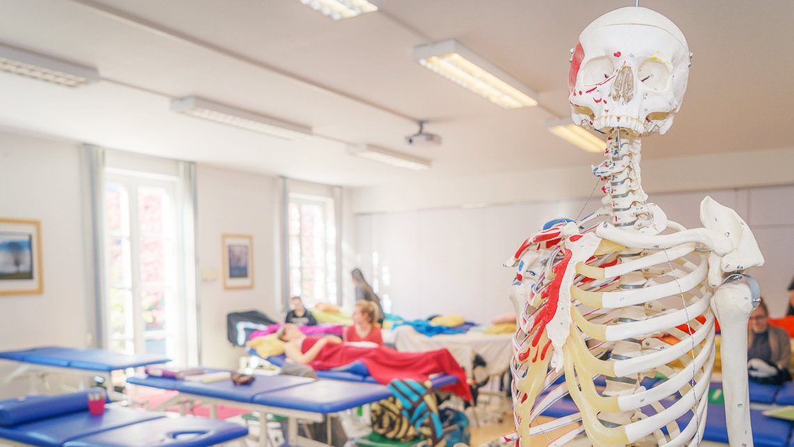 Klassenzimmer für Anatomieunterricht, mit menschlichem Skelettmodell