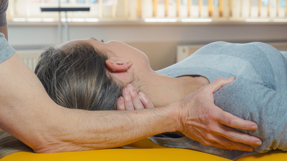 Nackenmassage-Übung im Kurs