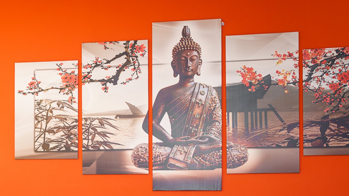 Innenansicht eines Raumes mit einer Buddha-Gemäldekombination an der Wand