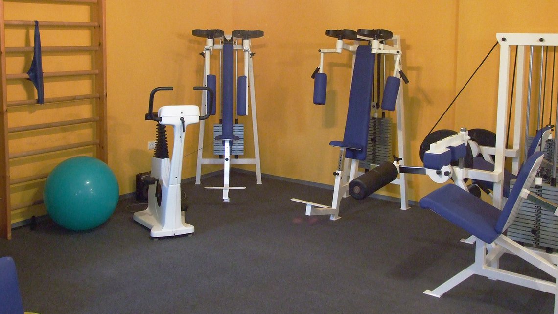 Trainingsgeräte in einem gelb gestrichenen Raum der Kybalion Einrichtung