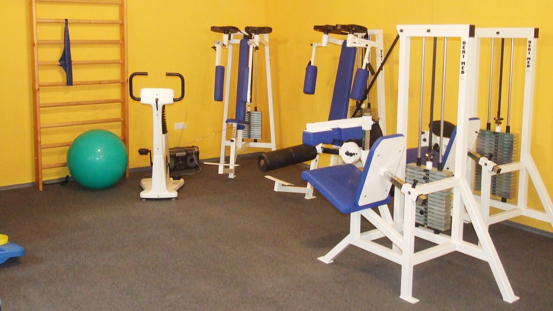 Fitnessraum mit mehreren Trainingsgeräten im Kybalion Gebäude