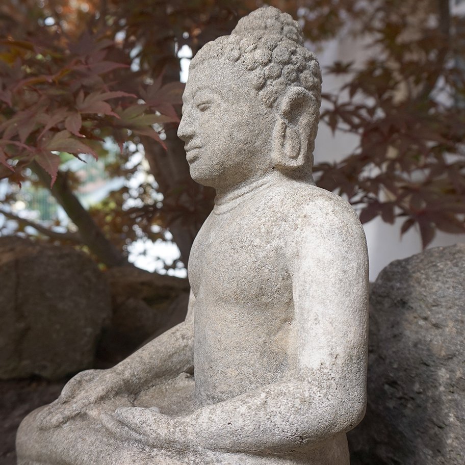 sitzende Statue im Garten