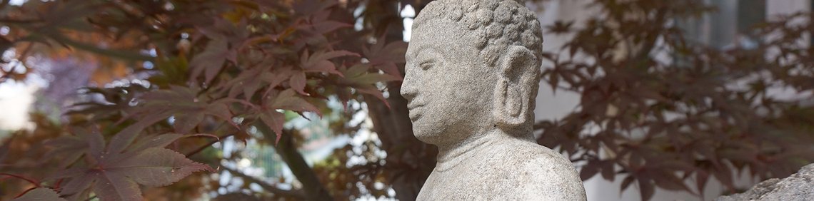 sitzende Statue im Garten