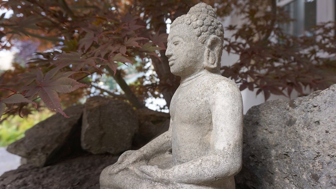 sitzende Statue im Garten
