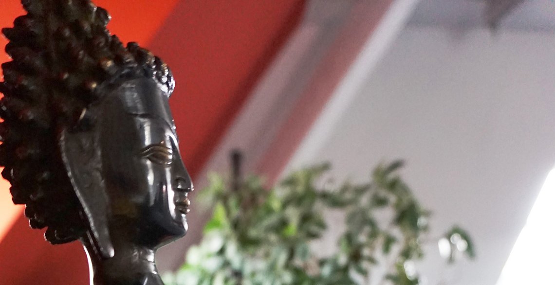 Buddha-Statue mit einer detaillierten Darstellung des Gesichts