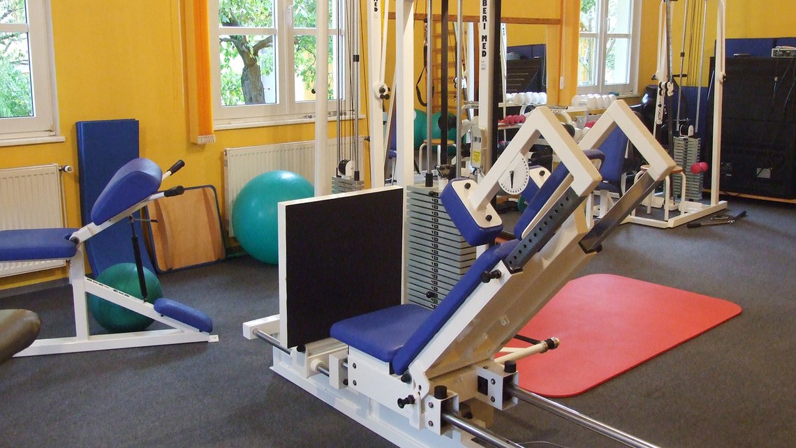 Trainingsbereich mit Geräten und Gymnastikbällen in der Kybalion Physiotherapie