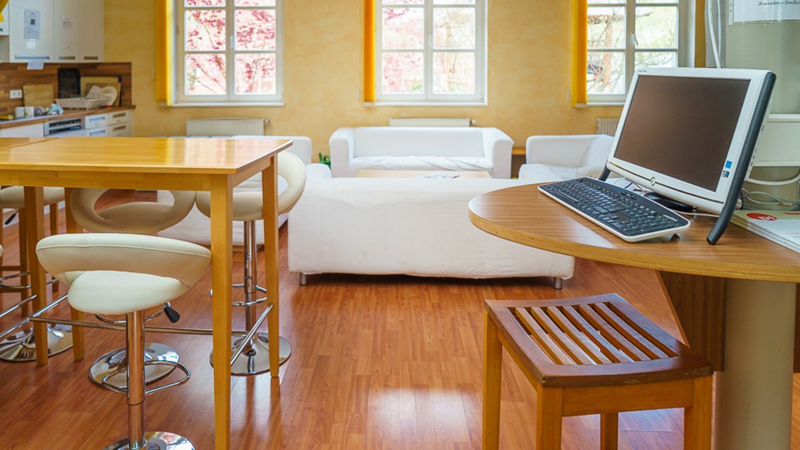 Therapieraum mit Laptop und Behandlungsbank in der Kybalion Schule