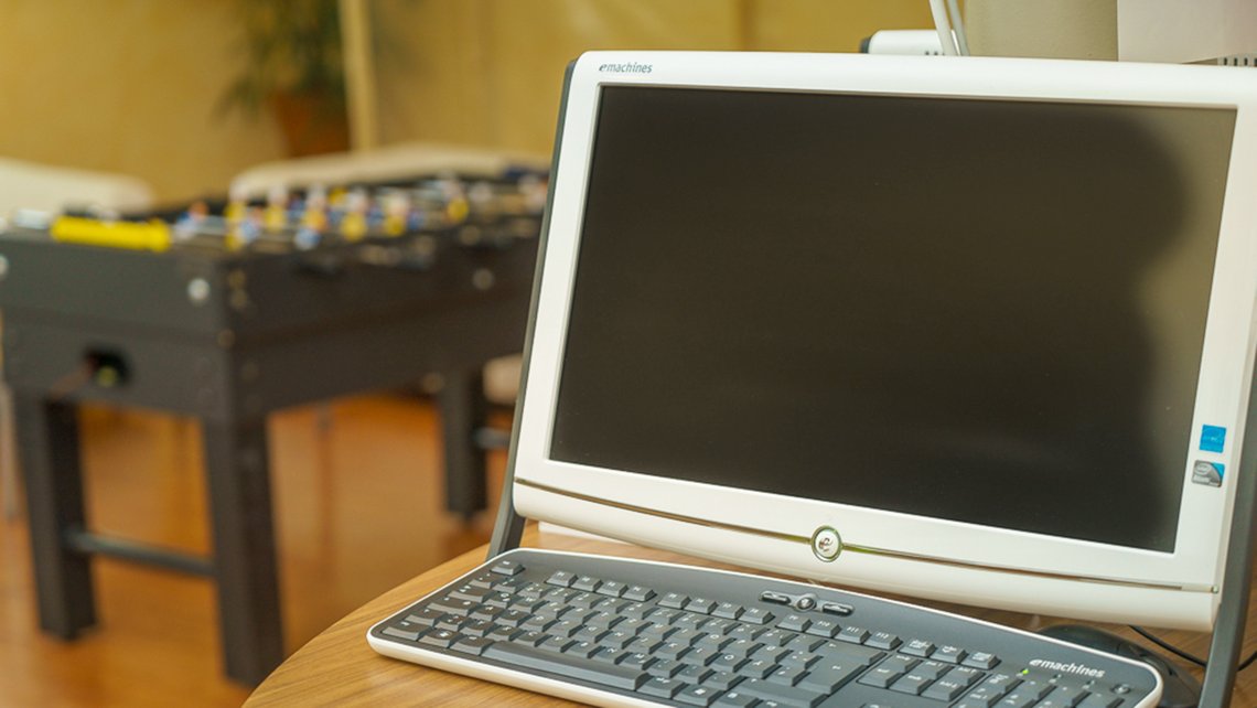 Büroarbeitsplatz mit Computer und Tisch in der Kybalion Einrichtung