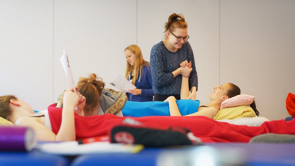 Gruppentraining mit Therapiematten