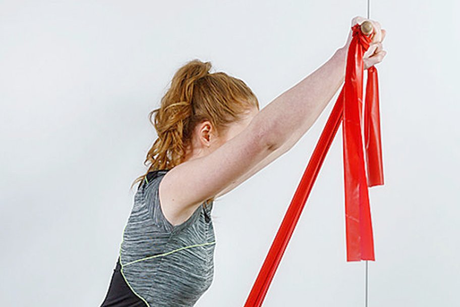 Frau, die mit einem Fitnessband trainiert