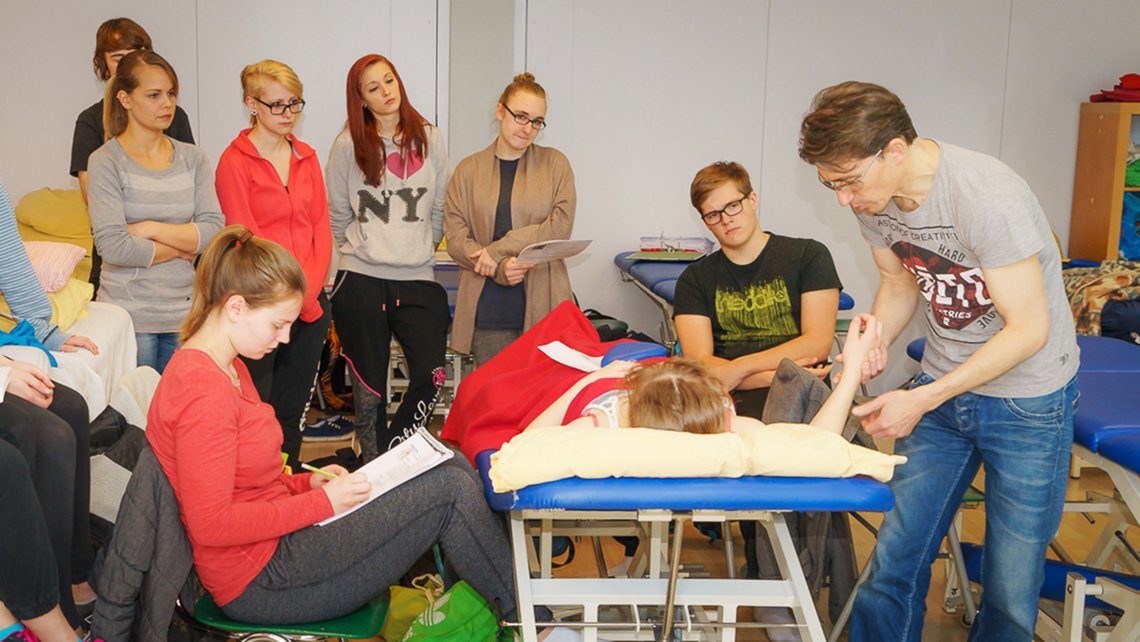 Praxisunterricht an Behandlungsliege