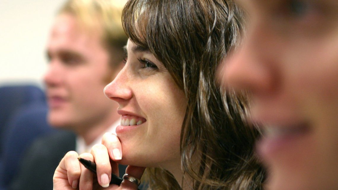 Lernende hören aufmerksam zu