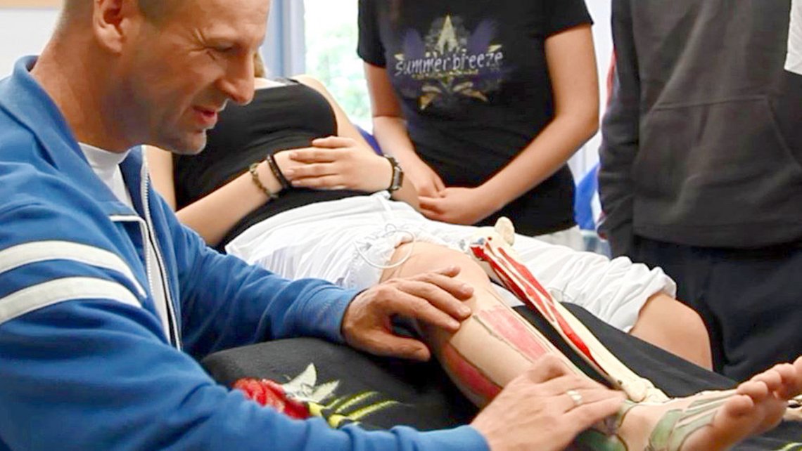 Massageübung in Kleingruppe